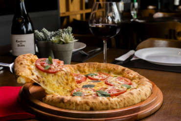 Pizza e vinho: dicas para fazer a harmonização perfeita